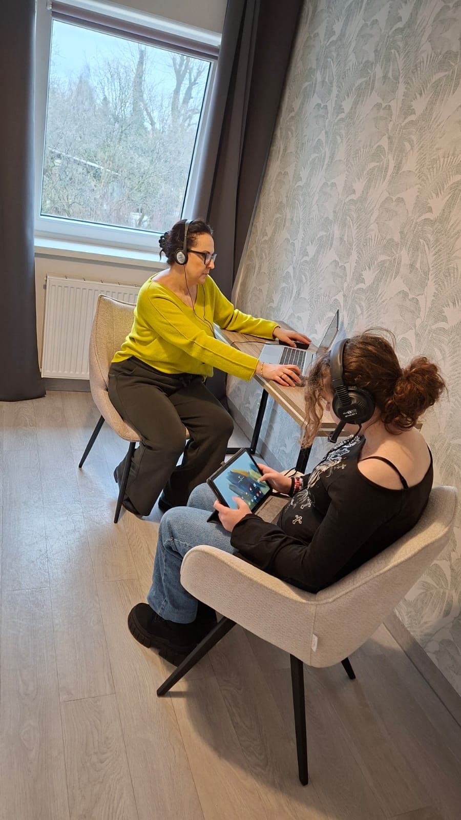 Dziecko podczas treningu słuchowego prowadzonego przez terapeutkę.