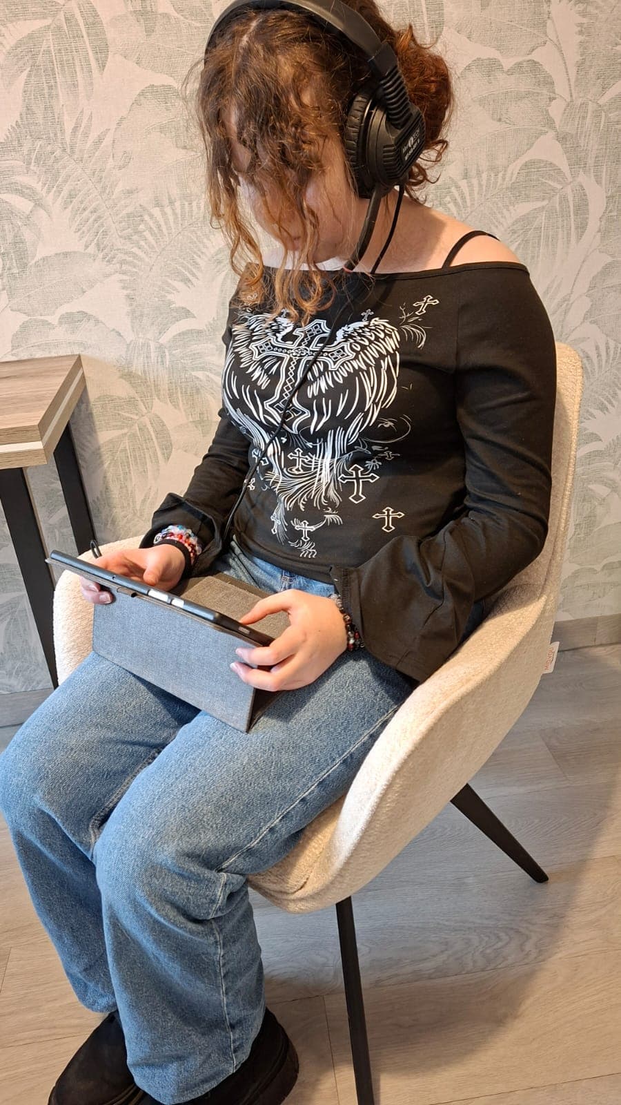 Dziecko podczas treningu słuchowego prowadzonego przez terapeutkę.