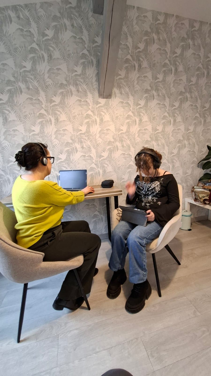 Dziecko podczas treningu słuchowego prowadzonego przez terapeutkę.