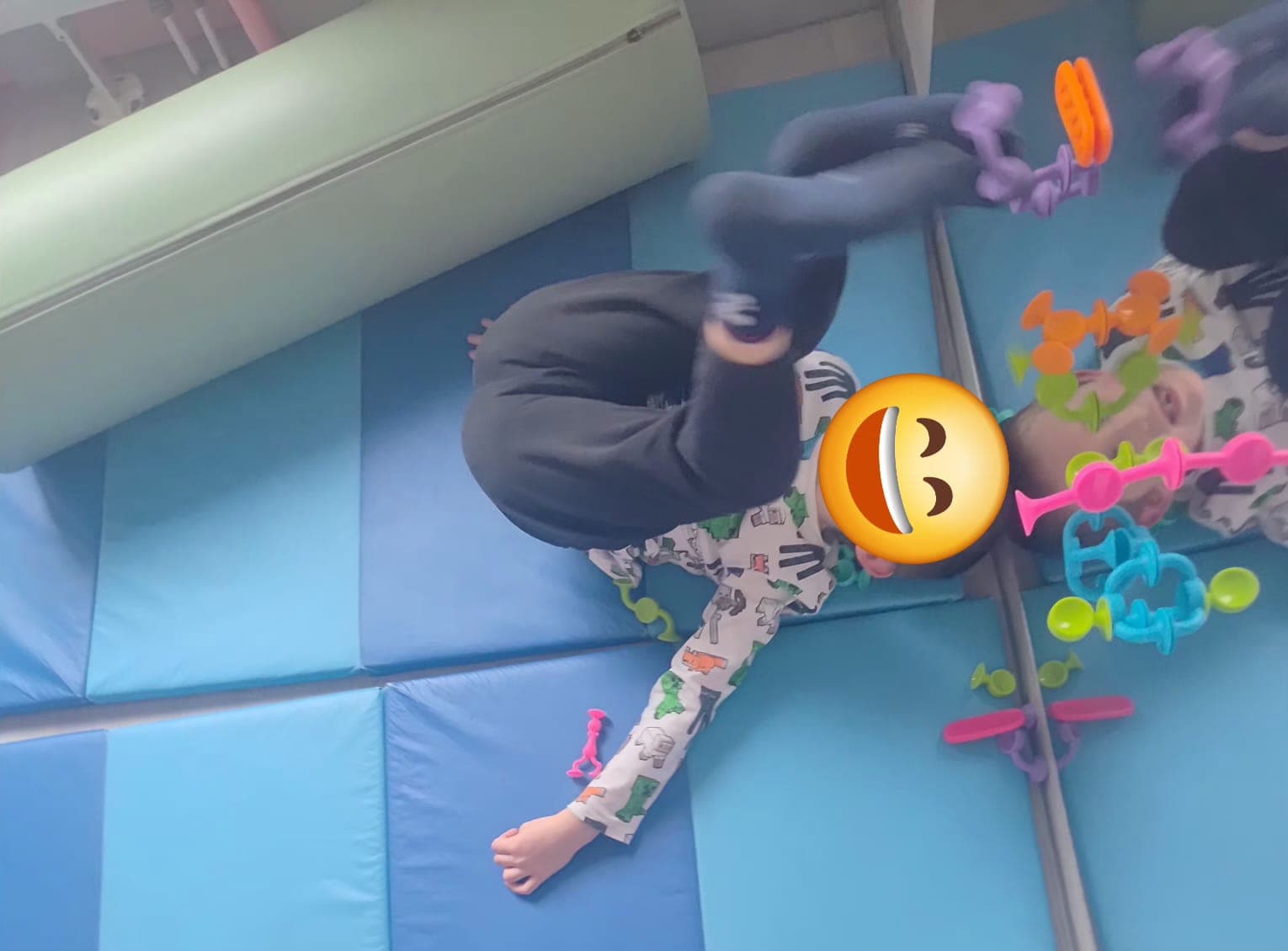 Dziecko wykonuje sensoryczne zadanie manualne przy stoliku.